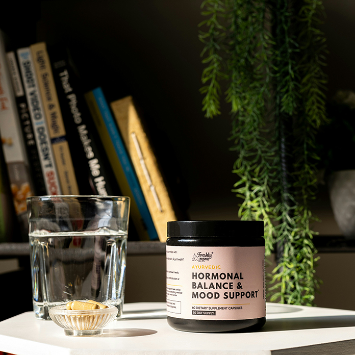 Стакан с водой и банка с витаминами